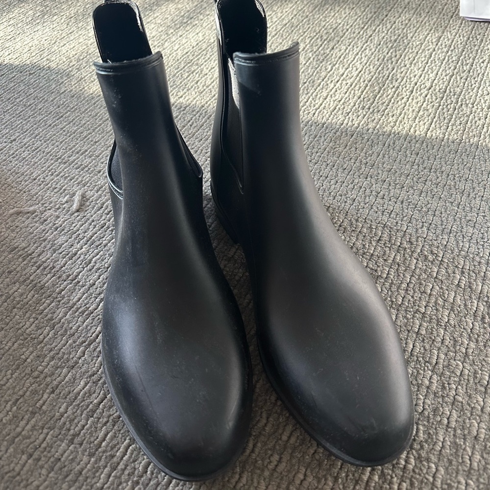 Matte black rain boots!